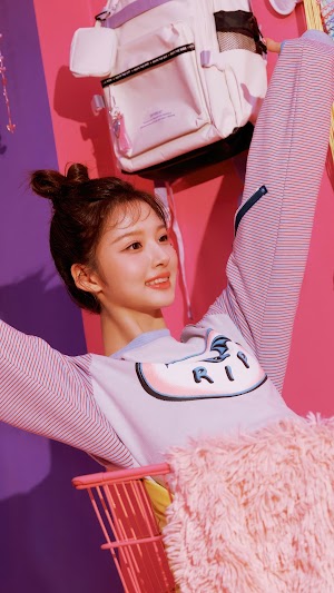 Sullyoon usando rosa com uma mochila no fundo Kpop Images and Gifs Sullyoon usando rosa com uma mochila no fundo Kpop Images and Gifs