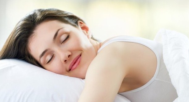 4 Manfaat tidur telanjang 