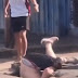 Vídeo mostra homem sendo agredido de ponta-cabeça dentro de bueiro em avenida de Manaus
