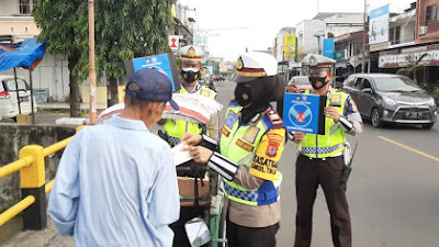 Cegah Penyebaran Covid19, Kasat Lantas Polres Pinrang Bagi Bagi Masker 