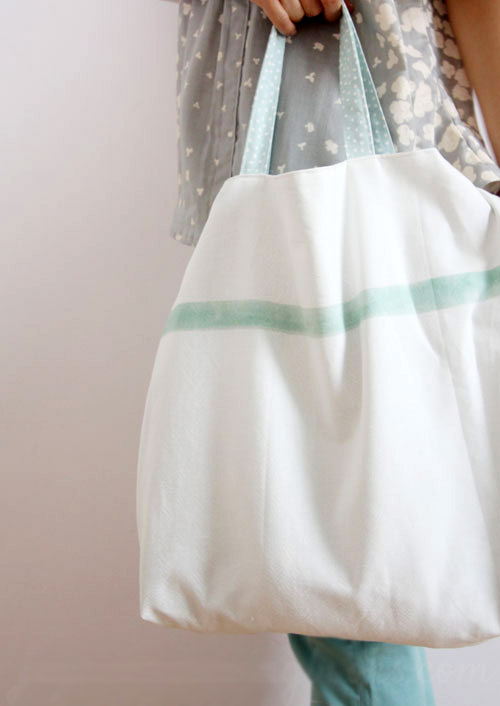 This tutorial shows you the basic steps to make this simple, reversible bag with a detachable strap.