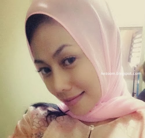 8 Gambar Lana Nordin Bertudung