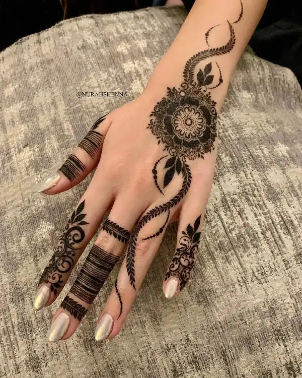 Stylish-circle-with-lines-henna-pattern