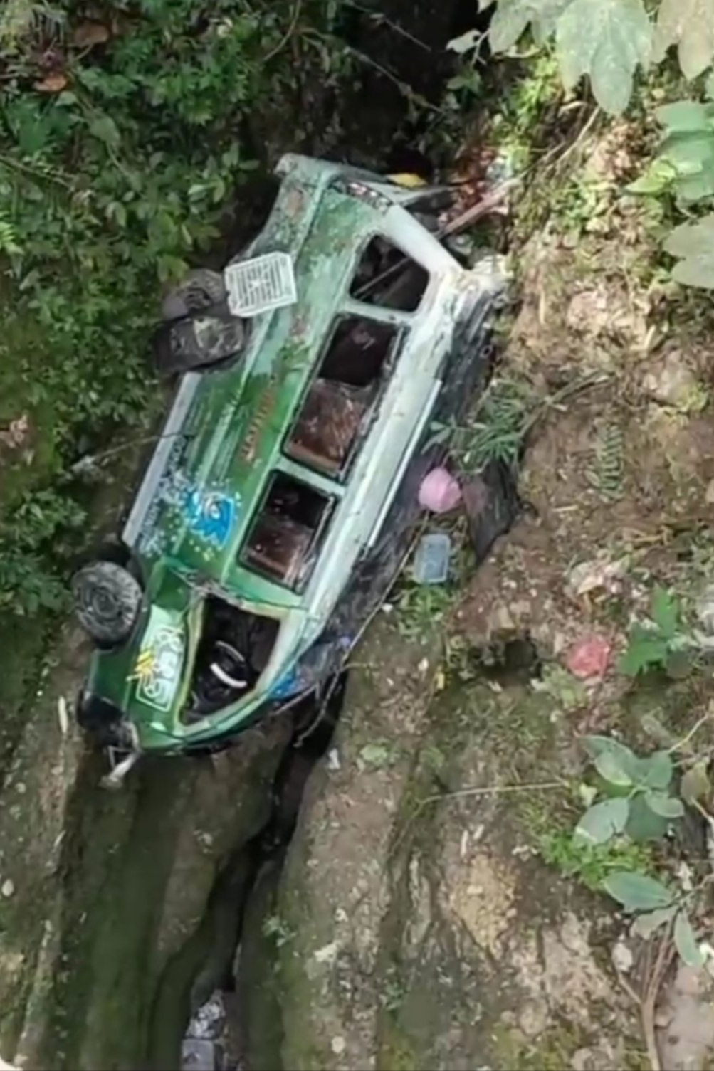 diduga rem blong, angkot sinar murni terjun ke jurang sedalam 40 meter