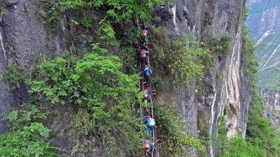 Kisah Bocah-bocah Bernyali! Bertaruh Nyawa ke Sekolah dengan Menuruni Tebing Setinggi 1.400 Meter