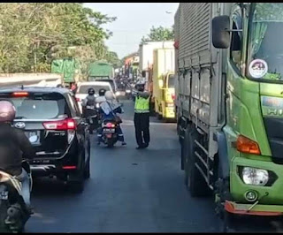 Arus Lalin di Lamongan Macet Parah Karena Jembatan Ngaglik I Diperbaiki