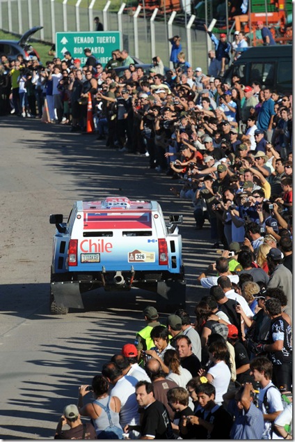 Télam Colon Buenos Aires 02/01/10 - Los automoviles pasan entre medio de la gente que se agolpó en las inmediaciones de la ruta marcada para este, Rally Argentina-Chile 2010. Foto: Paula Ribas/Enviada Especial/Télam/cl