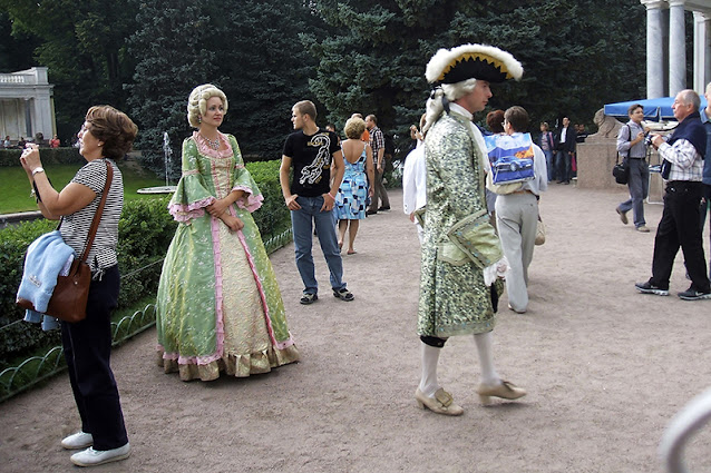 Jardines del palacio de Peterhof en San Petersburgo.