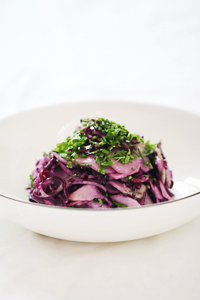 Rezept für Krautsalat aus Rotkohl und Kohlrabi oder auch so eine Art rheinhessischer Coleslaw. Die ideale Beilage zum Grillen und auch als Einzelspieler sooo köstlich! | Arthurs Tochter kocht. von Astrid Paul. Der Blog für food, wine, travel & love