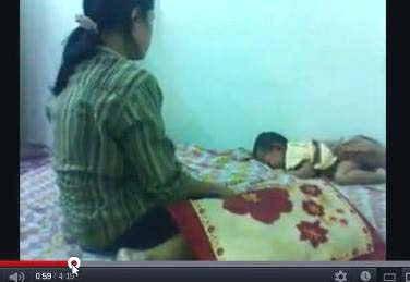 gambar video wanita memukuli bayi