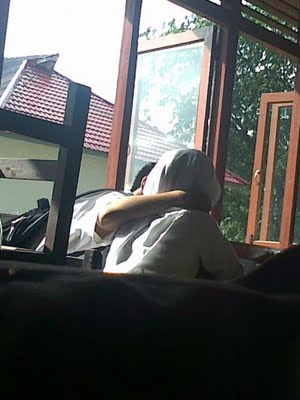 foto-menarik.blogspot.com - Foto Mesum ABG Berjilbab Di Dalam Kelas