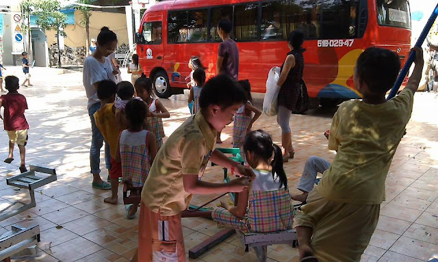 tặng quà Trung Tâm Nhân Đạo Quê Hương