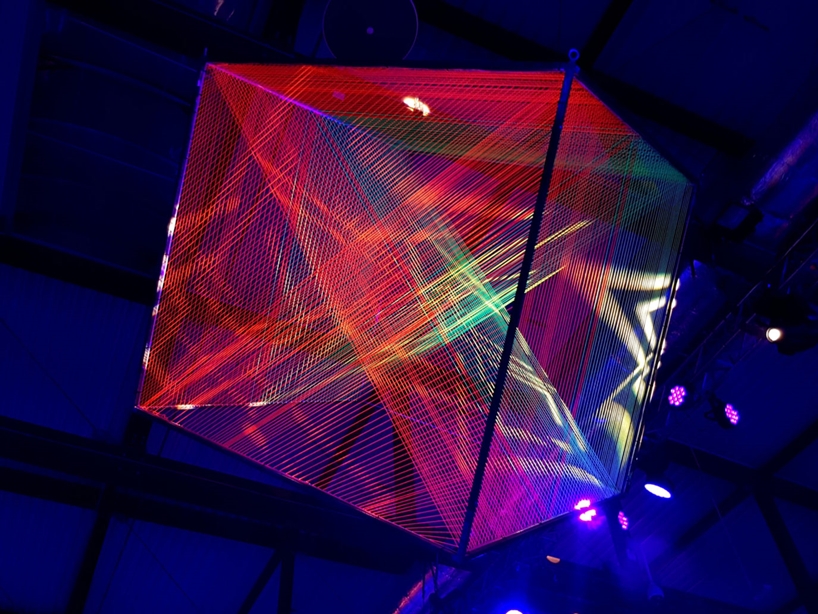 Luz ultravioleta transforma el arte de cuerdas a gran escala en instalaciones intergalácticas