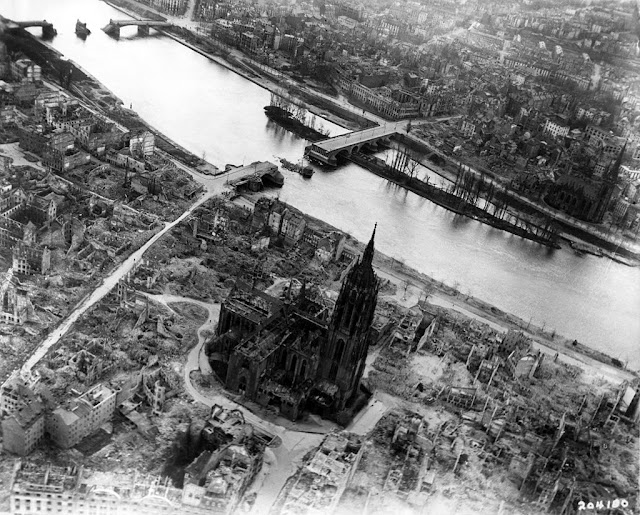 Frankfurt destruída após Segunda Guerra Mundial