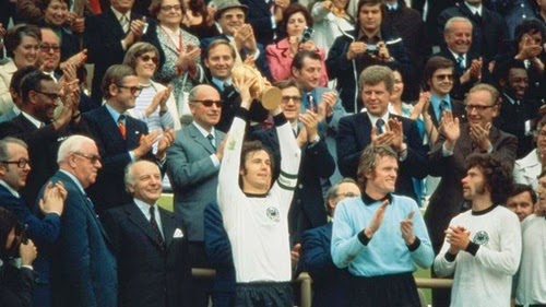 Franz Beckenbauer sendo o 1° a levantar a taça FIFA copa do mundo 1974