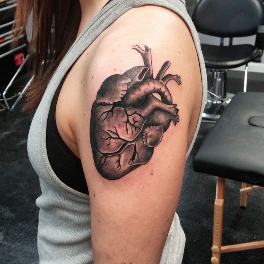 tatuagens femininas de coração para os ombros