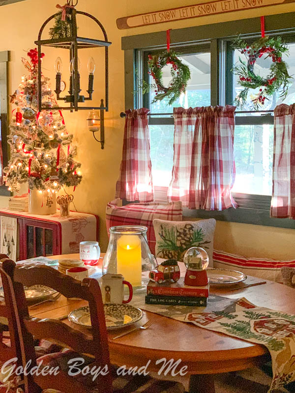 Christmas decor in cabin with DIY seating banquette - www.goldenboysandme.com