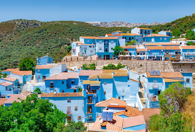 Imagen del pueblo de Júzcar con sus casas azules y montañas al fondo