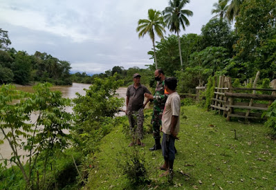 Antisipasi Banjir, Babinsa Koramil 03/Kaway XVl Cek Debit Air Sungai Krung Meureubo