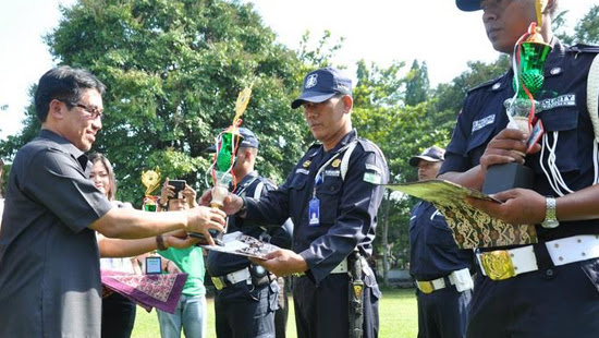 Peringati HUT Satpam, Dua Orang Satpam Terima Penghargaan