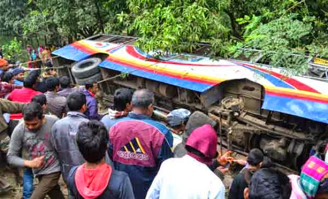 রাজশাহী কলেজের বাস উল্টে তিন শিক্ষার্থী নিহত