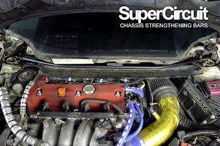 Honda Civic FD2 Type-R K20 Engine bay with SUPERCIRCUIT Front Strut Bar installed.