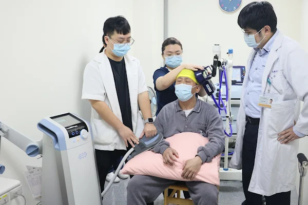 ▲張姓患者採經顱磁刺激和磁波同步治療。（員林常春醫院提供）