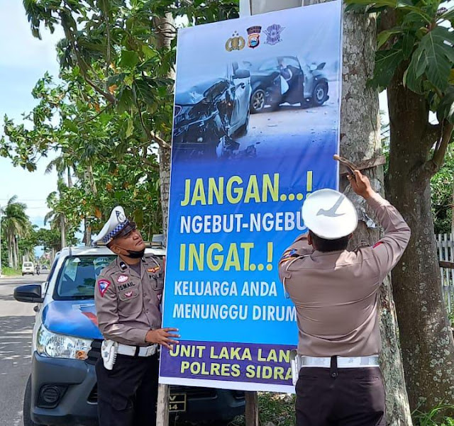 Tekan Angka Kecelakaan, Polres Sidrap Pasang Reklame Imbauan di Sejumlah Lokasi