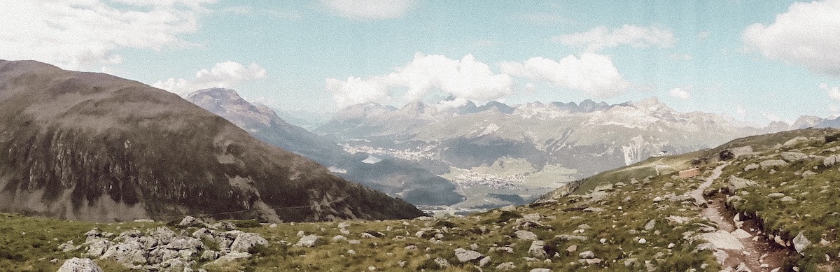 Wandern im Engadin im Sommer - Wanderung auf  dem Muottas Muragl zum Lej Muragl. Rundwanderung mit Murmeltieren. Hiking Schweiz St. Moritz Glacier Express