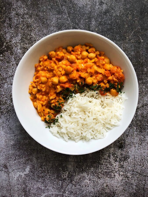 Curry de pois-chiches et de chou-fleur au lait de coco