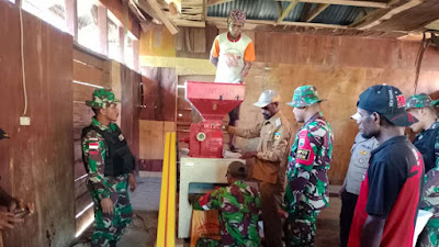 BABINSA BERSAMA POKTAN KAMPUNG OKYAKO MENCOBA MESIN GILINGAN PADI