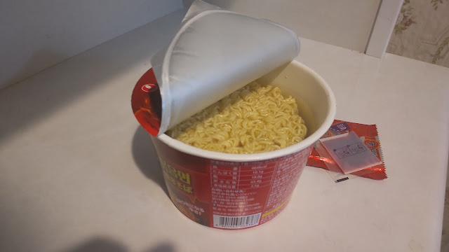 辛ラーメン焼きそばカップふたを開けてお湯を注ぐ