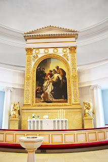  pequena capela do interior da catedal de Helsinque com quadro de deposição de Jesus  