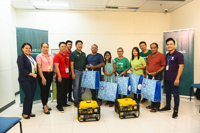 From left to right, Ms. Kara Velasco (Marketing Manager of SM Store Mindpro), Ms. Denily Fidel (Store Head of Ace Hardware SM Mindpro),  Mr. Kevin Nunez of DTI Zamboanga City, Mr. Christian Calungcungan (Ace Express SM Store Mindpro), Mr. Nixon Go (PhilSeed Board of Trustee), PhilSeed Farmers and from right most, Mr. Aries Pineda (Sr Manager for SM Store CSR).