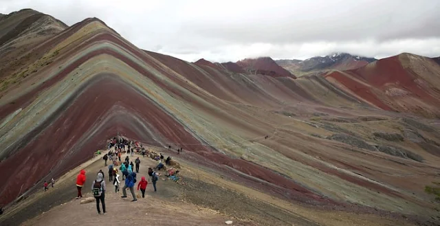 Cảnh quan choáng ngợp đầy sắc màu của núi Cầu Vồng ở Peru