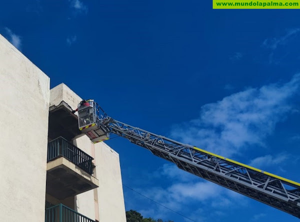 Bomberos de La Palma intervienen en saneamiento de fachada en edificio de Santa Cruz de La Palma