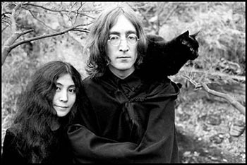 Foto John Lennon, Yoko Ono dan kucing kesayangannya