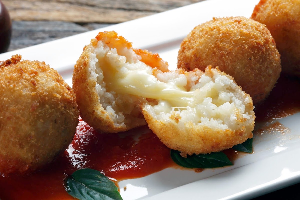 Bolinho de arroz e batata recheado com queijo