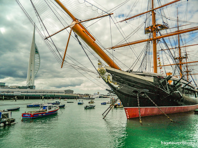 O navio Warrior e a Spinnaker Tower de Portsmouth, Inglaterra