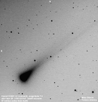 kometa C/2021 A1 (Leonard) sfotografowana 28.11.2021 r. z Tuscon, w Arizonie (USA). Animacja ukazuje 27 minut "życia" komety będąc kompozycją 25 zdjęć po 60 sekund ekspozycji każdy, wykonanych teleskopem Schmidta-Cassegraina 11" i kamerą CCD STF-8300M. Wyraźnie rozciągnięty kształt jądra przy jednoczesnym wypłaszczeniu z przodu bardzo często oznacza początek rozpadu komety. Credit: Mike Olason