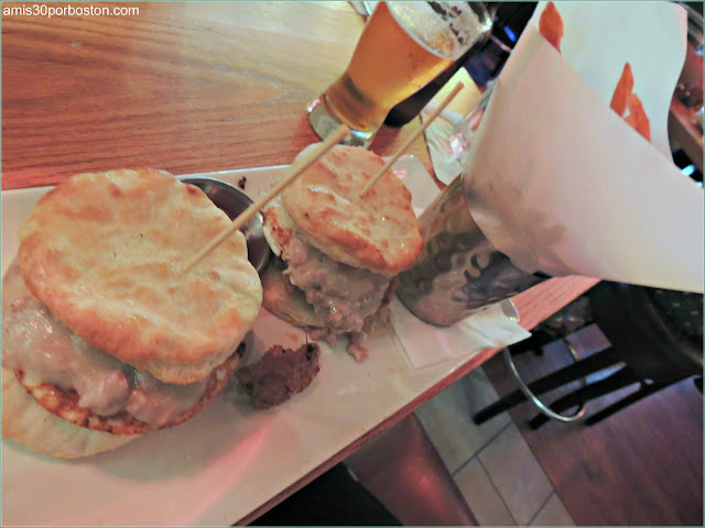 Hamburguesa Biscuits & Gravy Brunch de Plan B Burger Bar Penn Quater en Washington D.C. 