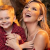 La actriz venezolana Marjorie de Sousa y su hijo Matías son la portada navideña de People en Español, en la que habla de unión familiar y de la felicidad de tener a su hijo de cinco años con ella.  Asimismo, Sousa grabó una canción navideña con su hijo.  A quien no le sentaron bien estas revelaciones fue al actor argentino Julián Gil, quien perdió la patria potestad del pequeño luego de una batalla legal.   Gil no se quedó callado y escribió en la cuenta de Instagram de la revista latina: "Tú decidiste arrebatarle a su padre".  De igual manera, le pidió tener coherencia entre lo que habla y lo que hace. En la entrevista, la actriz de "Gata salvaje" expresó que en las fiestas navideñas se reúne con toda su familia. En cambió, el niño no ha pasado tiempo con su padre y la familia de este.  "Increíble como normalizar temas tan delicados... Este tipo de publicación atenta contra millones de niños que siguen sufriendo de la alienación parental. (El niño) en su momento se dará cuenta de todo el daño que se nos ha hecho", escribió Julián Gil en un primer mensaje.    El argentino, quien recientemente viajó al Mundial de Catar 2022 junto a su actual pareja Valeria Marín, expresó: "Estaría lindo a ver si se cantan una canción para el día de los padres, ¿no?".  Su sobrina, Stephanie Ramosco, también levantó la voz: "Tu peor karma será que tu hijo te dé la espalda y te diga 'me voy con mi padre'. ¡Estamos contando los días para que eso suceda! Te estamos esperando... acá tu familia te espera con ansias", comentó la joven.  Recoge la prensa mexicana, en especial TV Notas, que el tema no quedó ahí, ya que Julián compartió más a través de sus propias redes sociales.  Marjorie de Sousa dijo que ayudan mucho a los más necesitados y que Matías convive con otros niños que no tienen padres. En jornada de juguetes, el menor acompaña a la madre en la entrega.  "Es chiste, ¿no? Hablas de que (a mi hijo) le gusta compartir con niños que por alguna razón perdieron a su familia. Con todo respeto... ¿cómo le explicas al nene que tú decidiste arrebatarle a su padre?", escribió Gil en una historia de Instagram.   Agregó: "Normalizar alienación parental y maquillarlo con declaraciones donde hablas de Dios, de amor, de dar y recibir, de buenos sentimientos... simplemente no lo entiendo. Y el valor que debes de tener para hacerlo no deja de asombrarme".   El actor de cine y televisión, que ha participado en novelas como "Valeria" y "Acorralada", dijo que tenía varios meses sin opinar sobre la relación entre la madre y el retoño de ambos por su salud mental. 