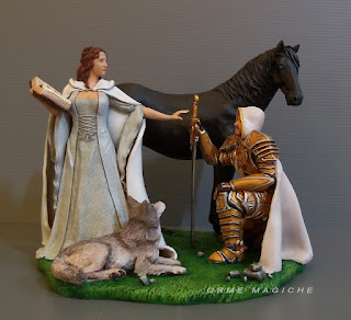 Cake topper sposi fantasy con maga e cavaliere con spadone cavallo e lupo decorazioni per torte nuziali orme magiche