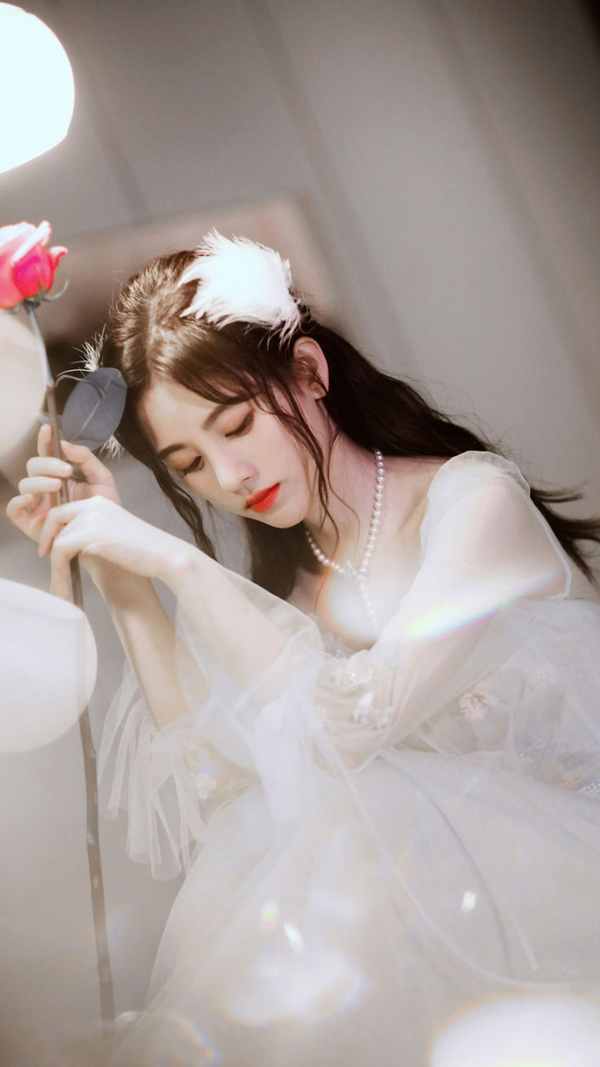 Thiếu nữ áo đầm trắng và hoa hồng