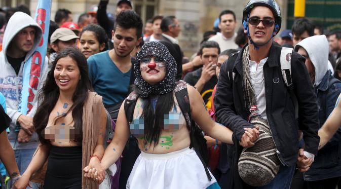 Foto-foto mahasiswa Kolombia bertelanjang dada saat gelar 