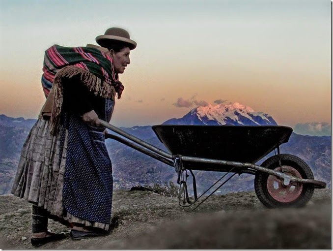 La historia detrás de la foto de la mujer que se "roba" el Illimani