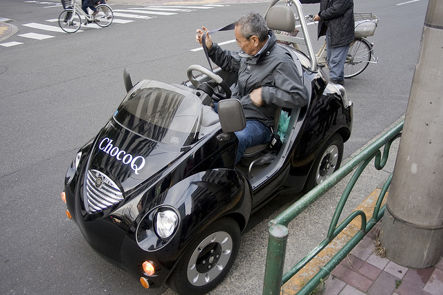 Mini carro elétrico japonês lembra carrinhos do jogo Mario Kart