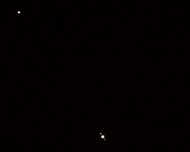 Saturn and Jupiter and moons, 300 mm, DSLR, 1/4 second (Source: Palmia Observatory)