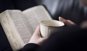 Estar en intimidad con Dios, persona con una taza leyendo la Biblia