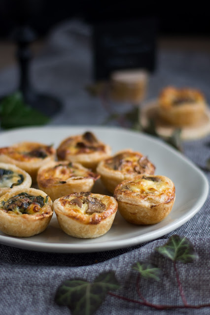 Assortiment de quiches épinards chèvre et champignons